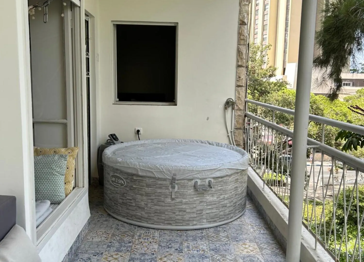 Amazing Apartment With Balcony & Hottub At Carmel Center Haifa Israele